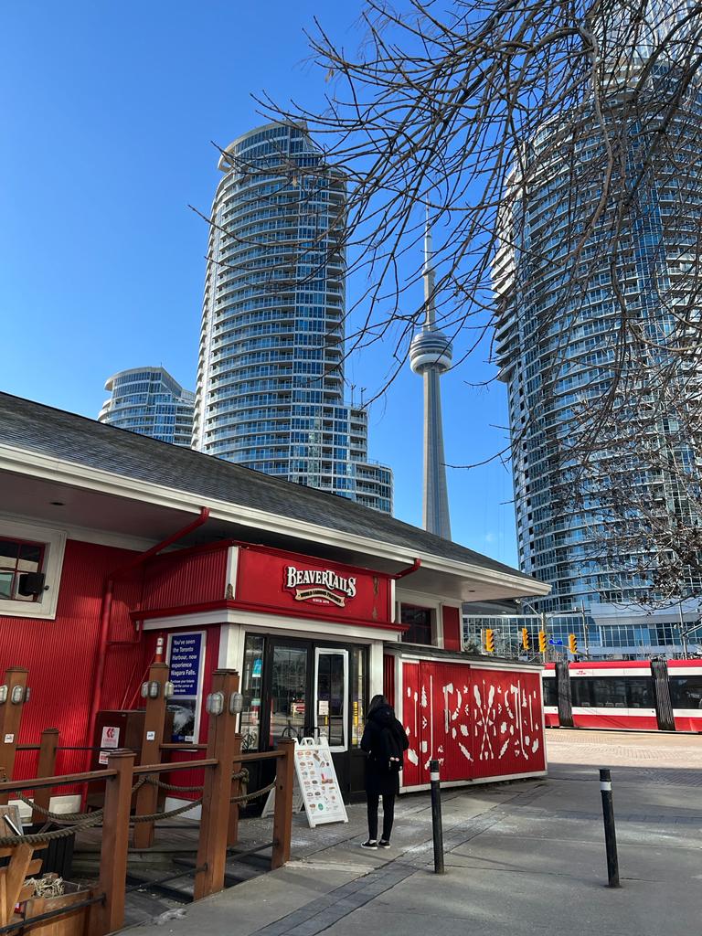 Beaver Tails é um doce típico do Canadá. Ao fundo, a CN Tower.